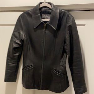 Wilson’s Leather Ladies Jacket. Size Medium Stylish fit, great collar. Zipper